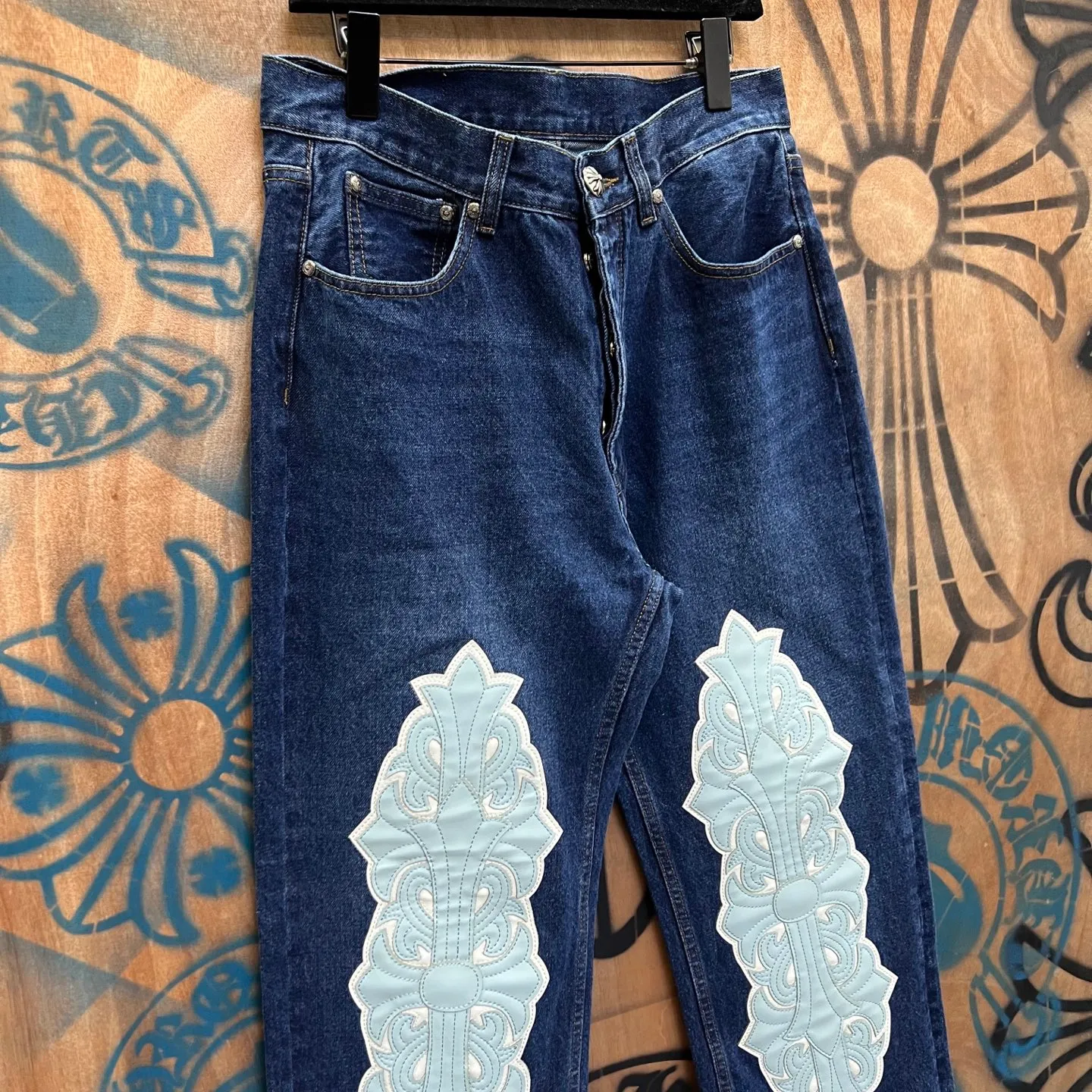 P720 Wang Zha has a new one! Heavy 15.5oz! Kill all market versions instantly! Prices hit rock bottom! chrome hearts limited series new city limited jeans chrome hearts city limited jeans vintage levis American made 501 505 517 base version remake Levis American made 501 base version imported sheepskin 925 silver remake Customers provide waist and pants length or height and weight. The studio will select the most suitable base version for you to remake. There are many people doing remakes in the market. Don’t belittle or comment. The difference is visible to the naked eye. See more and compare for yourself #CHROME HEARTS Same style for men and women